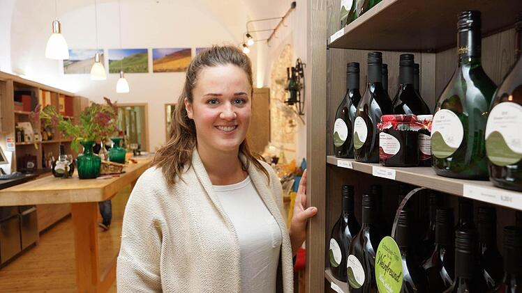 Megan Thiel präsentiert das Sortiment in der Vinothek am Marktplatz.Foto: Arkadius Guzy