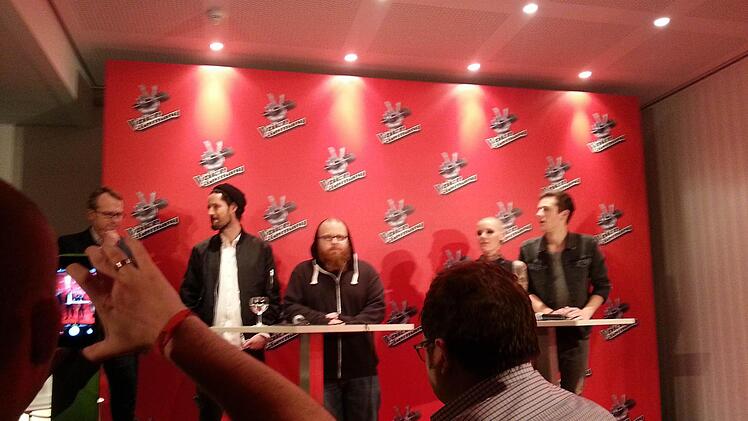 Alle Finalteilnehmer (außer Debbie) beantworten Fragen auf der Pressekonferenz kurz nach der Show. Foto: Pohl