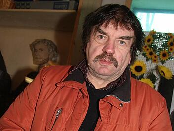 Berthold Schwämmlein ist stolz auf diese Baumversteinerung, denn sie beweist, dass vor rund 300 Millionen Jahren in der Region schon Nadelhölzer beheimatet waren.