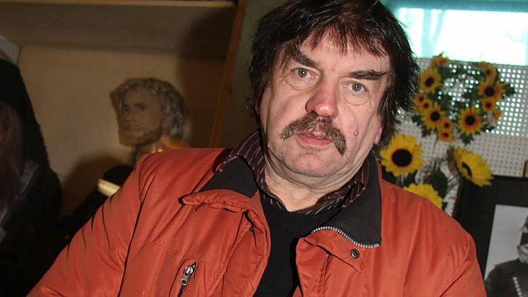 Berthold Schwämmlein ist stolz auf diese Baumversteinerung, denn sie beweist, dass vor rund 300 Millionen Jahren in der Region schon Nadelhölzer beheimatet waren.