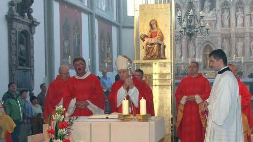 Die Ritterkapelle, die über zwei Gnadenbilder verfügt, soll als Wallfahrtskirche Hl. Jungfrau Maria wieder eine größere Rolle spielen. Unser Bild entstand bei der Orgelsegnung 2011 durch Weihbischof Ulrich Boom. Foto: Ulrika Langer