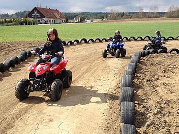 In Pottenstein in der Fränkischen Schweiz können Kinder mit E-Quads durch die Landschaft düsen. Auf dem Kordigast wird es das vermutlich nicht geben. Viele Bürger, aber auch Gemeinderäte aus Altenkunstadt, lehnen das ab.  Foto: Funpark Pottenstein