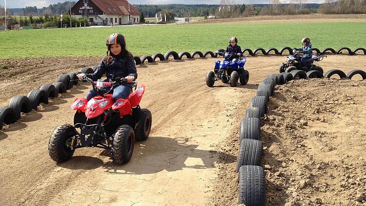 In Pottenstein in der Fränkischen Schweiz können Kinder mit E-Quads durch die Landschaft düsen. Auf dem Kordigast wird es das vermutlich nicht geben. Viele Bürger, aber auch Gemeinderäte aus Altenkunstadt, lehnen das ab.  Foto: Funpark Pottenstein