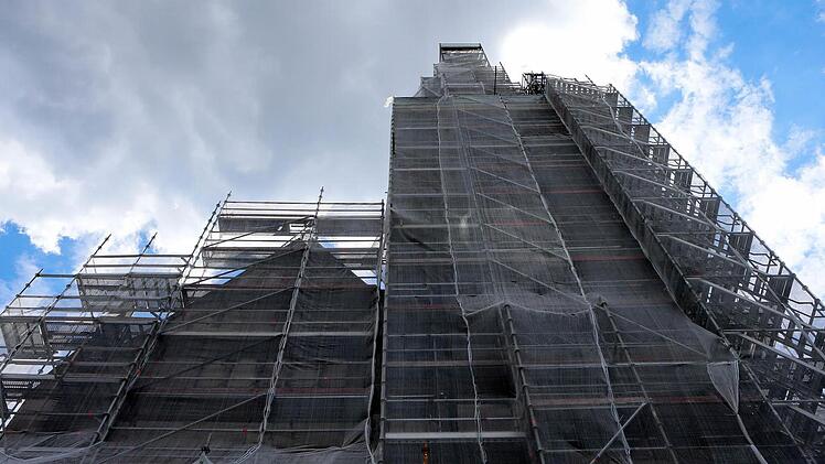 Auch die Lichtenfelser Martin-Luther-Kirche ist eingerüstet. Foto: Matthias Hoch
