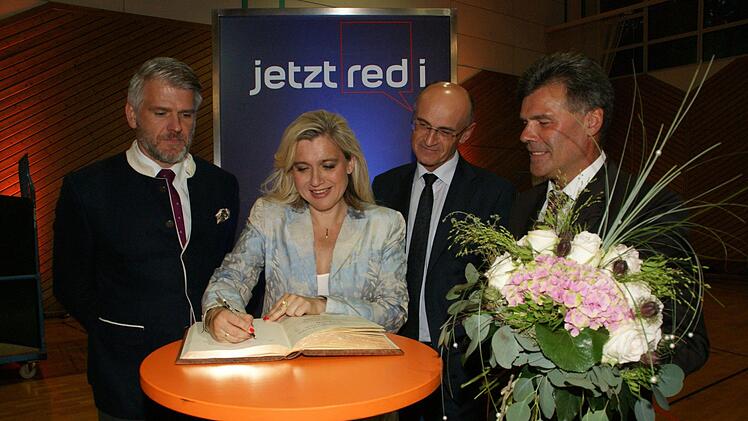 Gerne trug sich Gesundheitsministerin Melanie Huml zusammen mit MdL Steffen Vogel und Landrat Wilhelm Schneider in das Goldene Buch der Gemeinde Oberaurach ein. Mit Blumen dankte Bürgermeister Thomas Sechser für den Besuch.