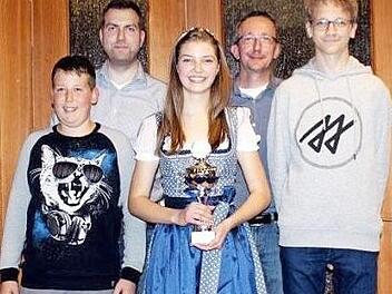 Von links Tim Fehn (2. Ritter), Daniel Bergmann (Jugendbetreuer), Herbstkönigin Julia Geiger, Mathias Beetz (Jugendbetreuer), Lukas Beetz (1. Ritter) Foto: Hofmann