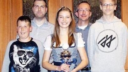 Von links Tim Fehn (2. Ritter), Daniel Bergmann (Jugendbetreuer), Herbstkönigin Julia Geiger, Mathias Beetz (Jugendbetreuer), Lukas Beetz (1. Ritter) Foto: Hofmann