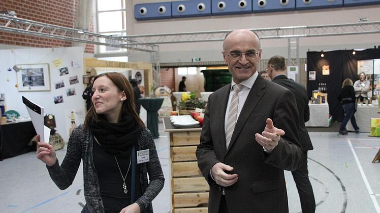 Regionalmanagerin und Kulinea-Mitorganisatorin Sonja Helmerich führte Landrat Wilhelm Schneider und weitere Eröffnungsgäste über das Messegelände.