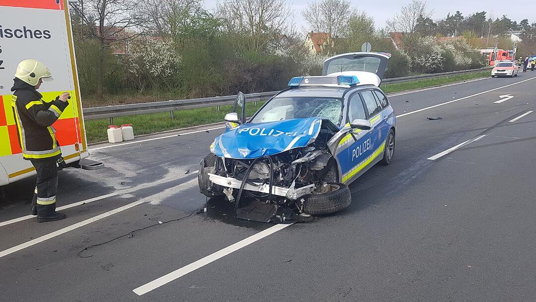 Tödlicher Unfall bei Zirndorf: Motorradfahrer stirbt nach Kollision mit Polizeiauto