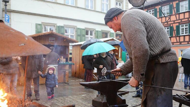 Der Schmied bei der ArbeitFoto: Barbara Herbst