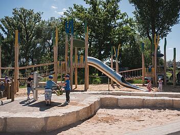 Nürnberg: Neuer Spielplatz in Buch wurde eröffnet  - Seilbahn, Kletterwald und Obstbäume