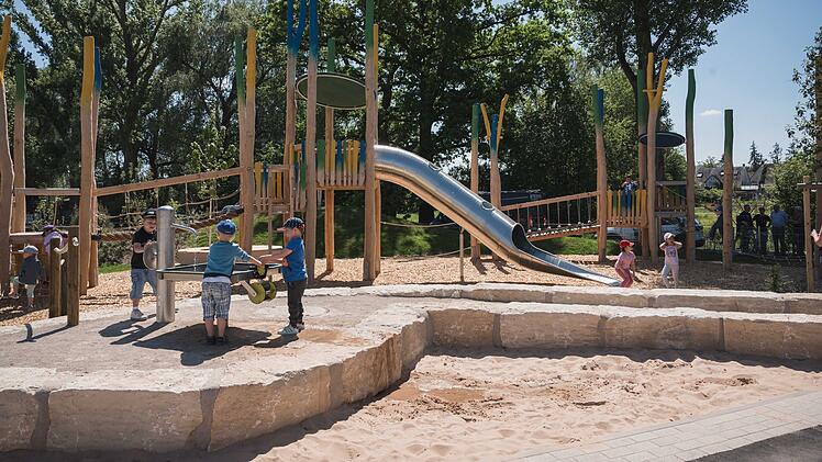 Nürnberg: Neuer Spielplatz in Buch wurde eröffnet  - Seilbahn, Kletterwald und Obstbäume