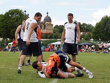 Wo hat er den Ball versteckt? Szene aus der Handball-Partie zwischen den Muppets und Yes please (weiße Trikots). Fotos: sportpress