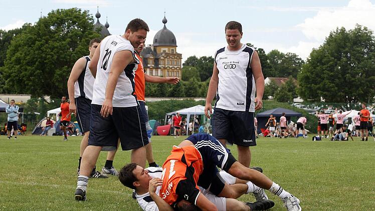 Wo hat er den Ball versteckt? Szene aus der Handball-Partie zwischen den Muppets und Yes please (weiße Trikots). Fotos: sportpress