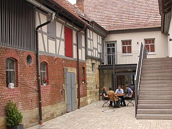 Ein wunderschöner fränkischer Wirtshaushof entstand hinter dem Gasthaus "Zum Hirschen". Die breite Treppe musste aus Brandschutzgründen angelegt werden, sie führt hinauf zum Saal.  Fotos: Matthias Einwag