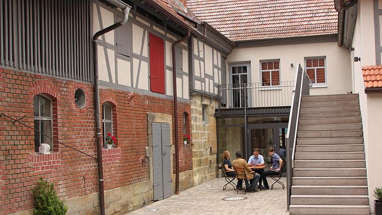 Ein wunderschöner fränkischer Wirtshaushof entstand hinter dem Gasthaus "Zum Hirschen". Die breite Treppe musste aus Brandschutzgründen angelegt werden, sie führt hinauf zum Saal.  Fotos: Matthias Einwag