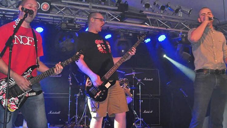 Hartes Pflaster geben ihren Zuhörern am Samstag ordentlich wa auf die Ohren. Foto: Simon Alkbrecht