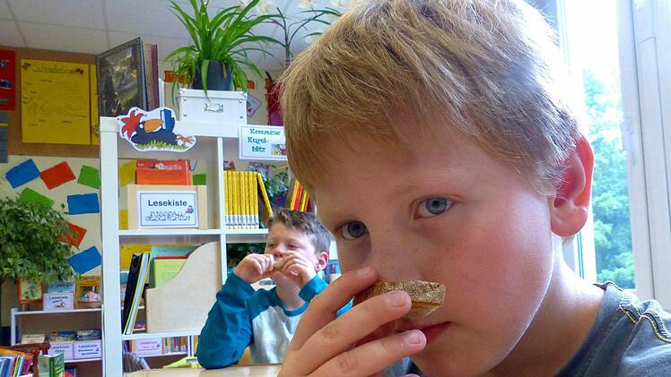 Max nimmt eine Geruchsprobe vom "Tiroler-Brot".