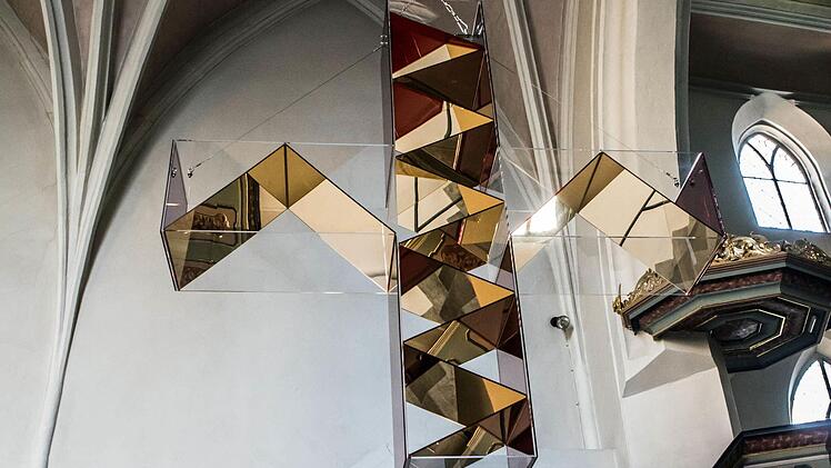 "Die goldene Himmelsleiter" von Ludger Linse schwebt im Chorraum der Coburger Heilig-Kreuz-Kirche. Foto: Jochen Berger