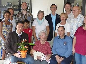Dritter Bürgermeister Martin Döring, Jubilarin Else Auge mit Urenkelin Pauline und Ehemannn Friedrich-Wilhelm Auge (vorne, von links) im Kreise der Gratulanten Foto: Klaus-Peter Wulf