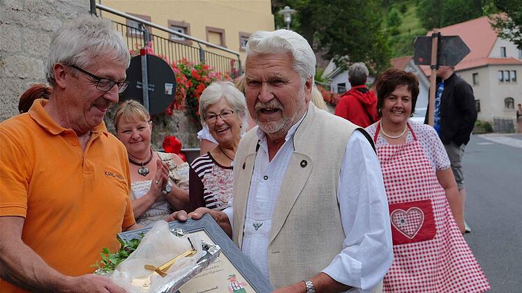 "An vorderster Front als Pizzaschneider soll unser Winfried ein goldenes Werkzeug erhalten", überreichte Karlheinz Glück (links) das veredelte Schneiderad.  Foto: Gerd Schaar