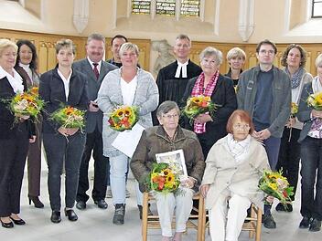 Pfarrer Dirk Acksteiner (Mitte, hinten) flankiert von langjährigen ehrenamtlichen Mitarbeitern der Kirchengemeinde Sonnefeld-Trübenbach.  Foto: Klaus Oelzner