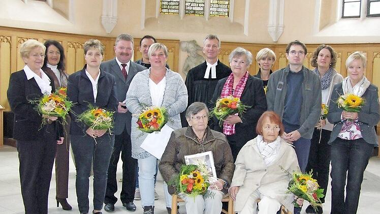 Pfarrer Dirk Acksteiner (Mitte, hinten) flankiert von langjährigen ehrenamtlichen Mitarbeitern der Kirchengemeinde Sonnefeld-Trübenbach.  Foto: Klaus Oelzner