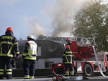 130 Personen waren beim Brand des  Wohnhauses in Ahorn (Landkreis Coburg) im Einsatz.Fotos: Berthold Köhler