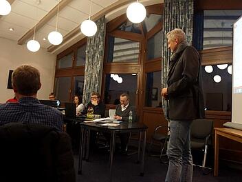 Mario Bodem erläuterte die Kostenentwicklung der Schulsanierung.    Foto: Richard Sänger