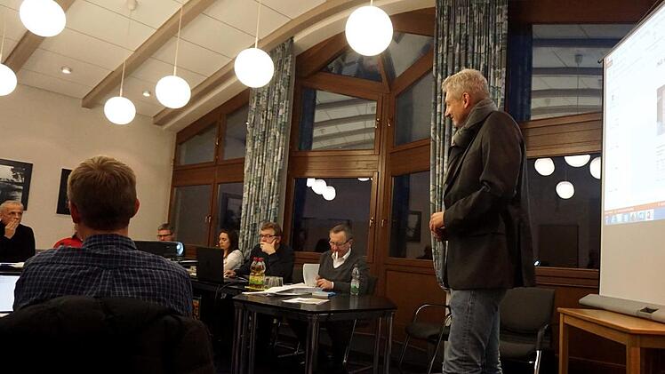 Mario Bodem erläuterte die Kostenentwicklung der Schulsanierung.    Foto: Richard Sänger