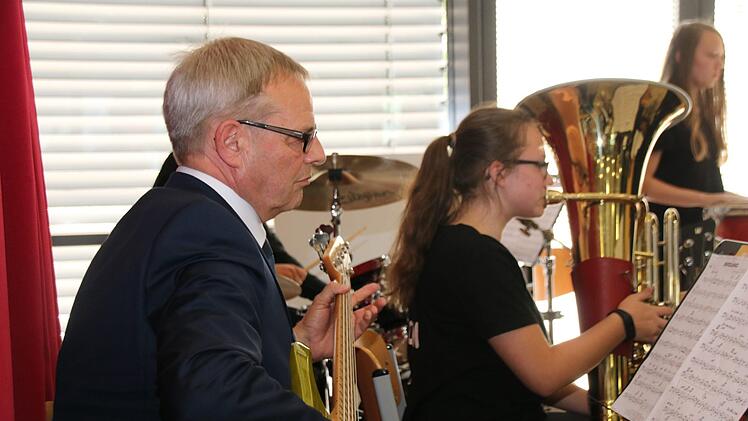 Der Schulleiter spielt selbst bei seiner eigenen Verabschiedung bei der John-Philipps-Bigband mit. Thomas Malz