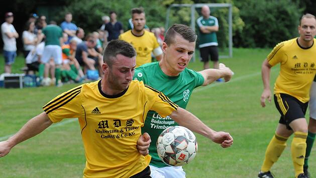 Einen kleinen Vorteil hat sich Fabian Diemer von der SG Thulba II/Frankenbrunn (links) verschafft im Zweikampf mit Tobias Koch. Allerdings war es der Machtilshäuser, der sich letztendlich über drei Punkte freuen durfte.  Foto: ssp