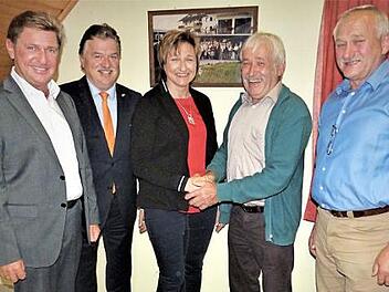 Die Freude bei den Freien Wählern in Fölschnitz war groß, als Anita Sack sich bereiterklärte, für das Bürgermeisteramt in Ködnitz zu kandidieren. Mit im Bild (von links) MdL Rainer Ludwig, Landrat Klaus Peter Söllner, Ortsvorsitzender Reinhard Kortschack und Zweiter Bürgermeister und FW-Vorstandsmitglied Hermann Popp.  Foto: Werner Reißaus