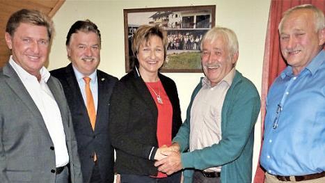 Die Freude bei den Freien Wählern in Fölschnitz war groß, als Anita Sack sich bereiterklärte, für das Bürgermeisteramt in Ködnitz zu kandidieren. Mit im Bild (von links) MdL Rainer Ludwig, Landrat Klaus Peter Söllner, Ortsvorsitzender Reinhard Kortschack und Zweiter Bürgermeister und FW-Vorstandsmitglied Hermann Popp.  Foto: Werner Reißaus