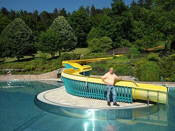 Startklar: Das Sportbecken, das Turmbecken, der Kinder- und Jugendbereich sowie Betriebsleiter Roland B&uuml;hner warten auf die ersten G&auml;ste der Saison im Bad Kissinger Terrassenschwimmbad. Foto: Siegfried Farkas