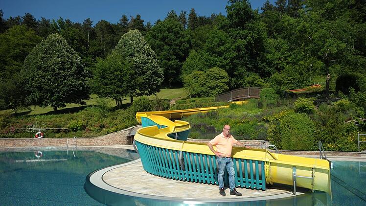 Startklar: Das Sportbecken, das Turmbecken, der Kinder- und Jugendbereich sowie Betriebsleiter Roland B&uuml;hner warten auf die ersten G&auml;ste der Saison im Bad Kissinger Terrassenschwimmbad. Foto: Siegfried Farkas