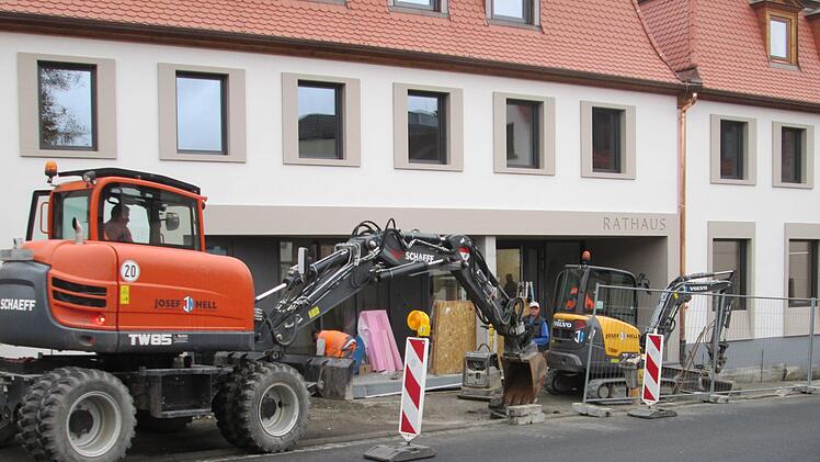 Der Rathausneubau  schließt mit rund 6,2 Millionen im Haushalt ab und ist damit umfangreichster Ausgabeposten. Doch warten auch in den nächsten Jahren Großprojekte auf den Markt Euerdorf, die mit Krediten finanziert werden müssen.      heg/Foto: Ehling