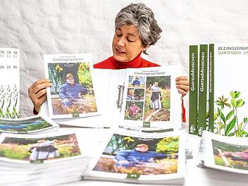 Die stellvertretende Bezirksvorsitzende des Verbands für Gartenbau und Landespflege, Birgit Wunderratsch, bei der Zusammenstellung der neuen Info-Ordner für die oberfränkischen Obst- und Gartenbauvereine.