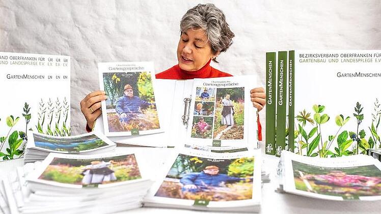Die stellvertretende Bezirksvorsitzende des Verbands für Gartenbau und Landespflege, Birgit Wunderratsch, bei der Zusammenstellung der neuen Info-Ordner für die oberfränkischen Obst- und Gartenbauvereine.