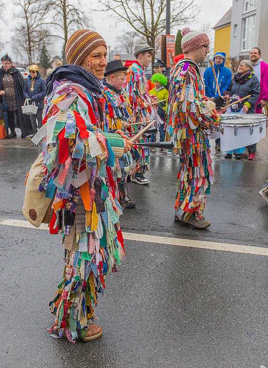 Buntes Faschingstreiben begeistert groß und klein.