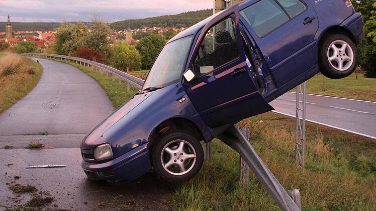 In misslicher Lage landete der VW Golf nach seiner Schleuderfahrt. Im Hintergrund ist Ebern zu sehen.  Fotos: Eckehard Kiesewetter
