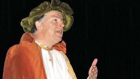 Rüdiger Baumann schlüpft in die Rolle des Mozart-Konkurrenten Antonio Salieri und sorgt damit für humoristische Zwischenspiele.