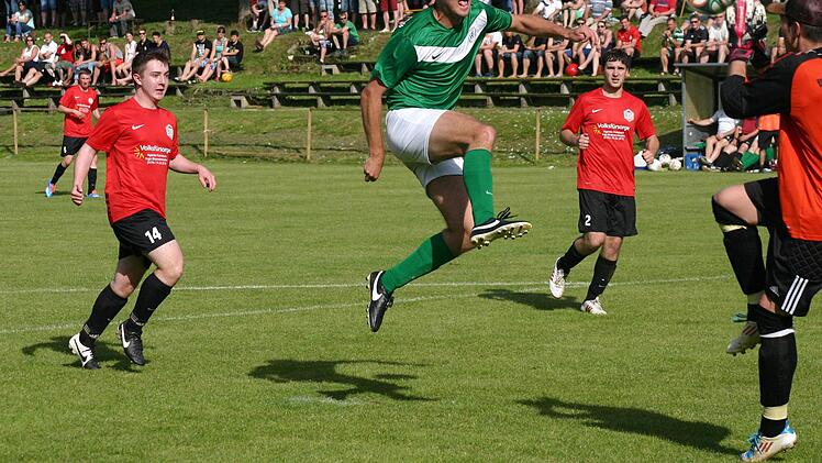 Der Katschenreuther Stürmer Sebastian Hoffmann, der normalerweise in der Kreisliga-Mannschaft spielt, scheitert hier an BSC-Torwart Michell Berndt.
