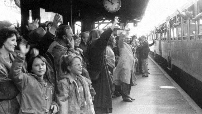 Kurz vor 12 Uhr fuhr der erste Zug am Samstag, 11. November 1989, in den Kronacher Bahnhof ein.