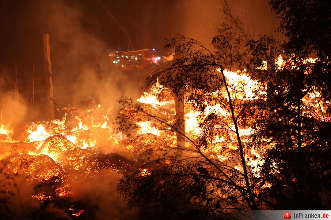 Riesiges Flammeninferno zerstoert grosses Saegewerk - Meterhohe Flammen