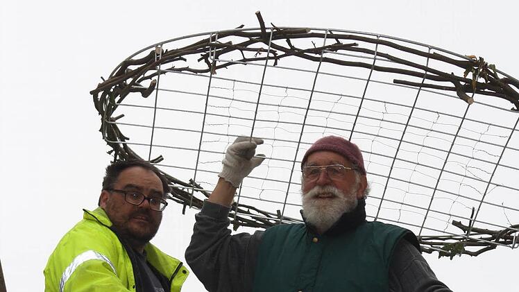 Per Kran wurde die neue Nestunterlage aus rostfreiem Stahl auf den Kamin gebracht. Foto: privat