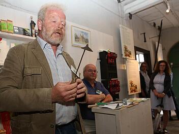 Mit dem Beggfreedla, das Hubertus Habel präsentiert, wurde der Boden bei engstehenden Kulturen gelockert. Fotos: Barbara Herbst