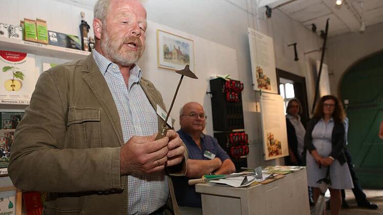 Mit dem Beggfreedla, das Hubertus Habel präsentiert, wurde der Boden bei engstehenden Kulturen gelockert. Fotos: Barbara Herbst