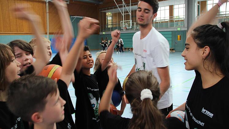 Mit einem lauten "Brose Baskets!" verabschieden sich die Sch&uuml;ler von ihren Jugendtrainern. Foto: Fenna Kreuz