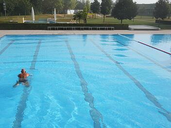 Ein Schwimmer zieht am frühen Morgen seine Bahnen im Hammelburger Freibad.Foto: Arkadius Guzy